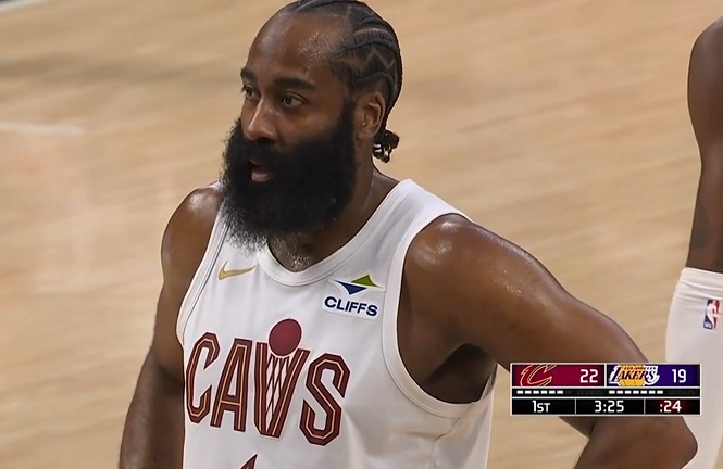 如意体育在线网站-着了你的道!八村塁防守时手臂高举 哈登瞅准时机挂到造三分犯规