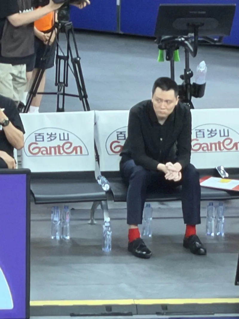 Buff 拉满！网友分享昨日现场照：卢爹愁的红袜子都搂上了